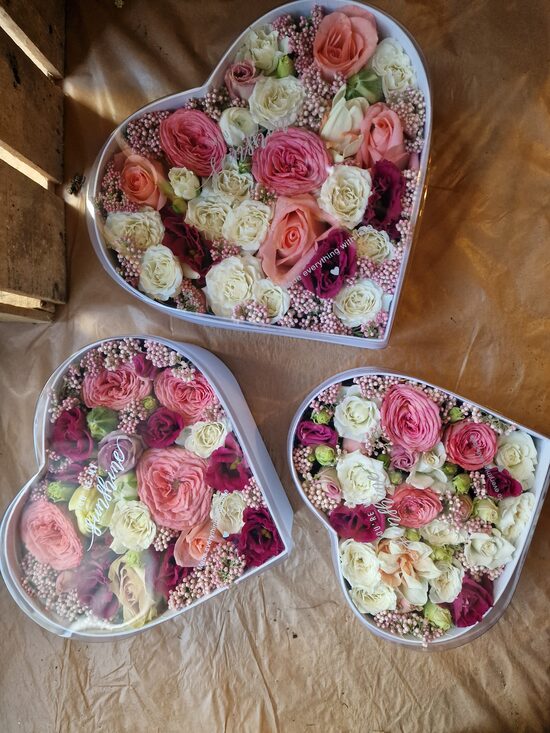 Ziedu kastes ar ziediem