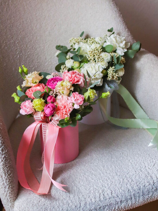 Cepurkaste ar ziediem maigajos toņos